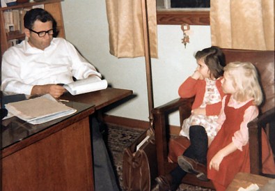 Daddy reads to his girls 2