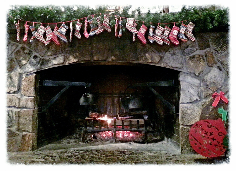 cracker-barrel-christmas-fireplace-resized